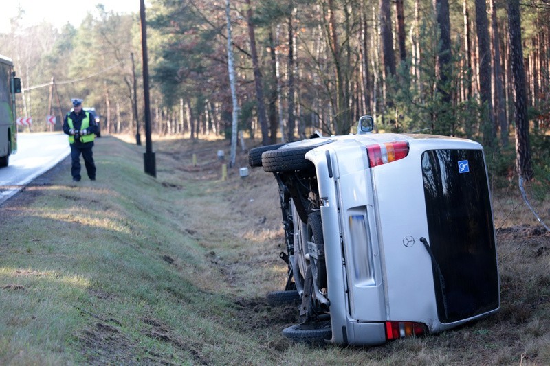 Niebezpiecznie na "trasie śmierci": Mercedes i audi wypadły z drogi (zdjęcia)