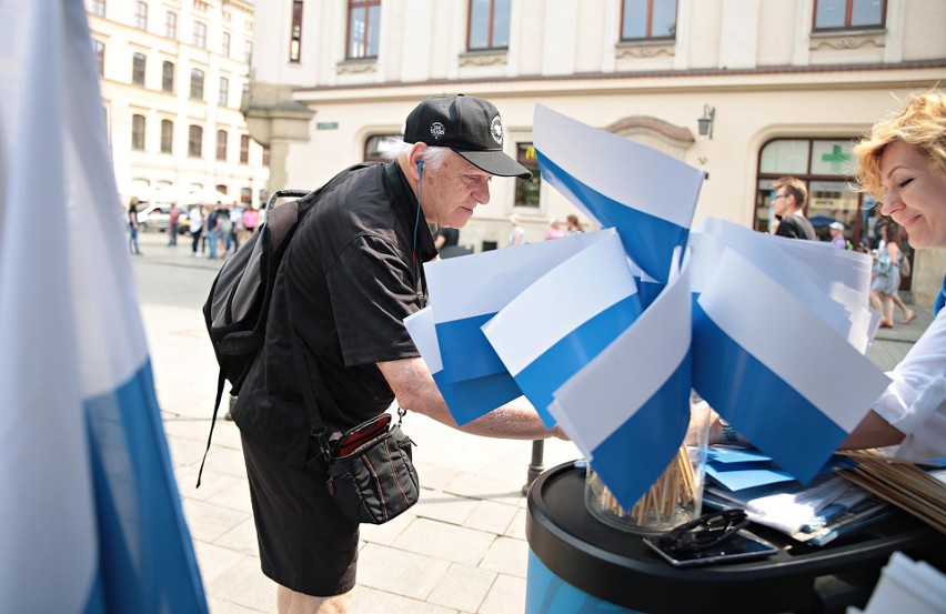 Kraków. Trzy tysiące flag i chorągiewek rozdano mieszkańcom [ZDJĘCIA]