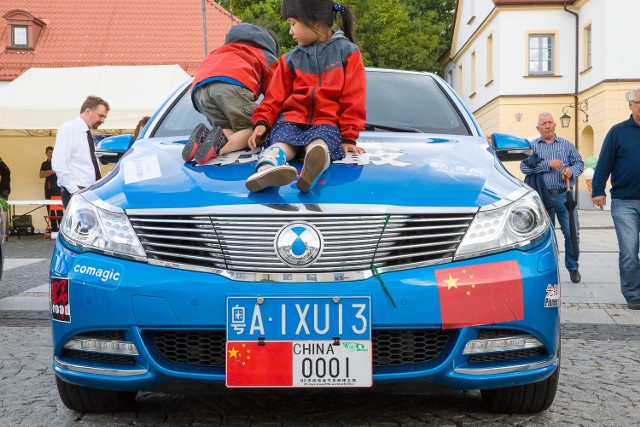 Elektryczne auta pochodzą z Chin czy Włoch. Marki są różne: Phoenix albo Tesla.