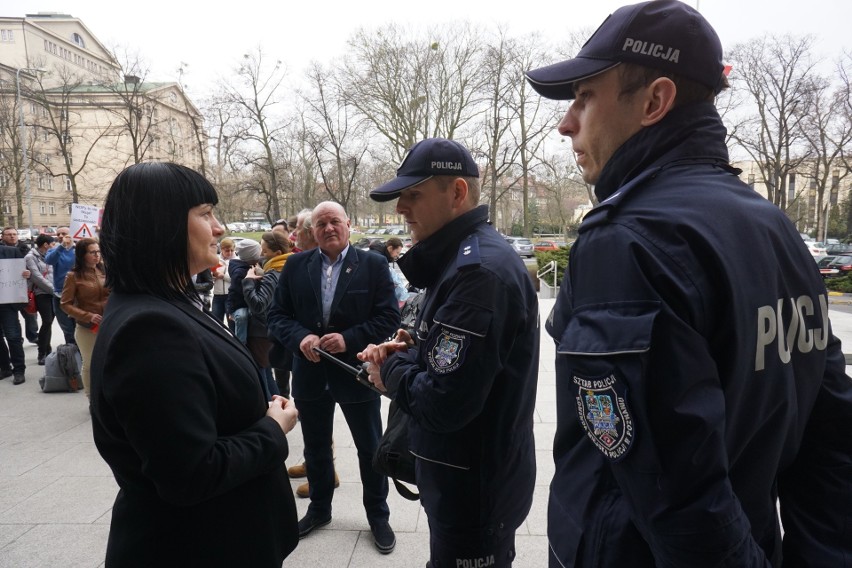 Przeciwnicy obowiązkowych szczepień złożyli petycję