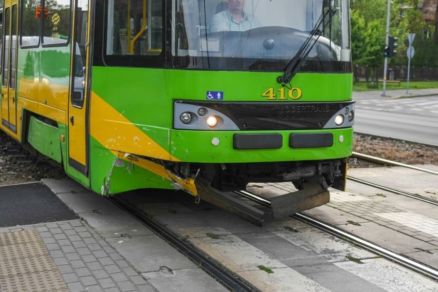 Uszkodzony tramwaj w drodze do zajezdni