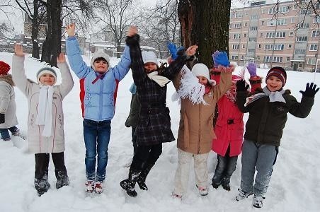 Dzieciaki z pierwszej klasy SP - 3 cieszą się z nadchodzących ferii. Na całe dwa tygodnie będą mogły zapomnieć o szkole.