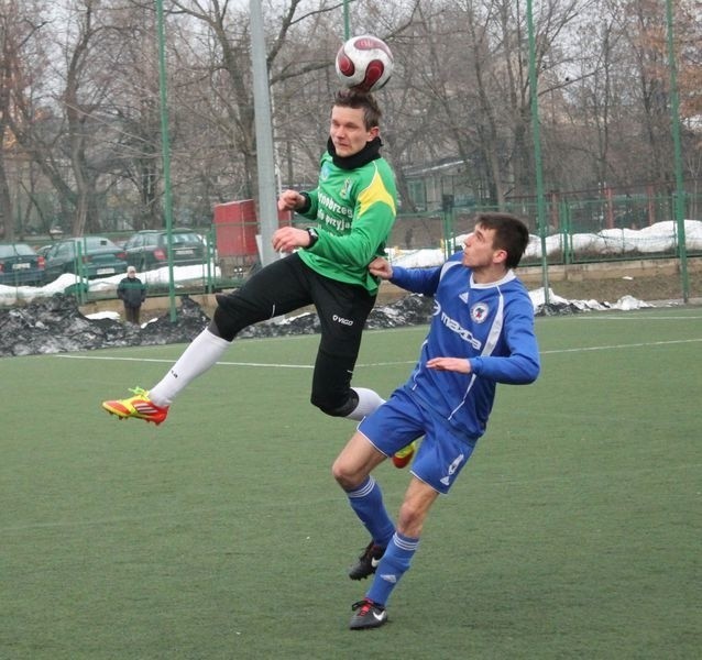 Dominik Leśniewski (z prawej) miał dwie doskonałe okazje do strzelenia gola. Kilkakrotnie walczył o piłkę z Marcinem Gruntem, byłym piłkarzem Radomiaka Radom. 