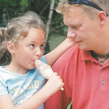 Siedmioletnia Dominika Binert z Gorzowa uwielbia lody, szczególnie o różnych smakach i z posypką cukierkową. A tato Grzegorz nie ma nic przeciwko temu, bo rozsądne ilości lodów nie szkodzą dziewczynce.