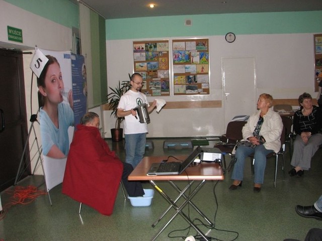 Marcin Anielski prezentuje na ochotniku, jak można wykorzystać właściwości wody dla własnego zdrowia