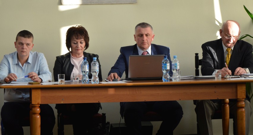 II sesja rady miejskiej w Suchedniowie. Pensja burmistrza bez zmian