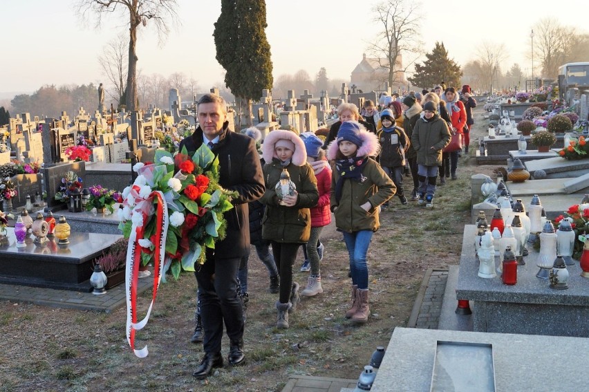 Wójt wraz z uczniami szkoły podstawowej w Ciepielowie uczcił...