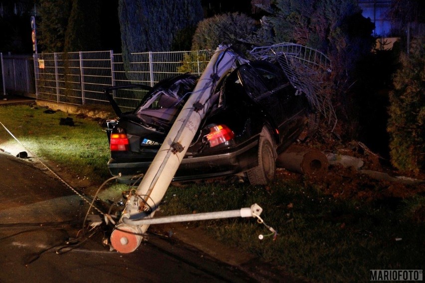 Pijany kierowca BMW skosił słup energetyczny w Dziekaństwie w gminie Komprachcice