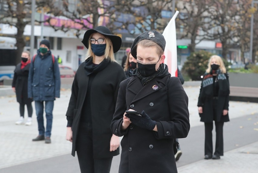 Strajk kobiet w Szczecinie. Patriotyczne spotkanie na pl. Adamowicza. ZDJĘCIA - 11.11.2020