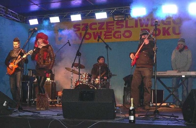 Zespół Kakadu podczas koncertu na powitanie 2011 roku w Busku Zdroju