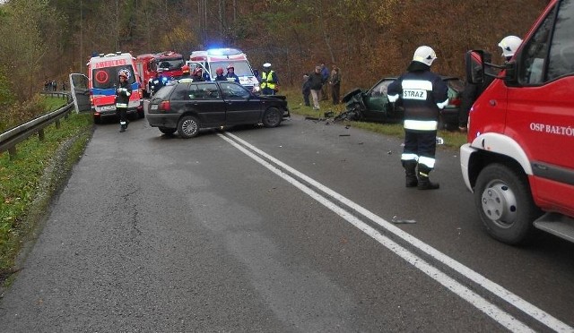 Na miejscu wypadku działały cztery zastępy strażaków. Ratownicy uwolnili uwięzioną w aucie kierującą z volkswagena i udzielili pierwszej pomocy trzem osobom.