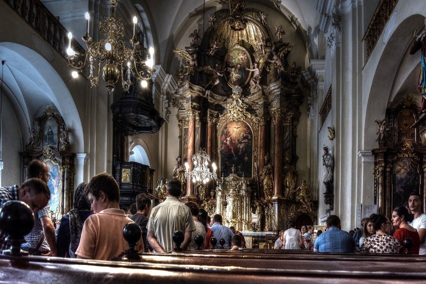 Odsetek katolików uczęszczających na niedzielną mszę w...