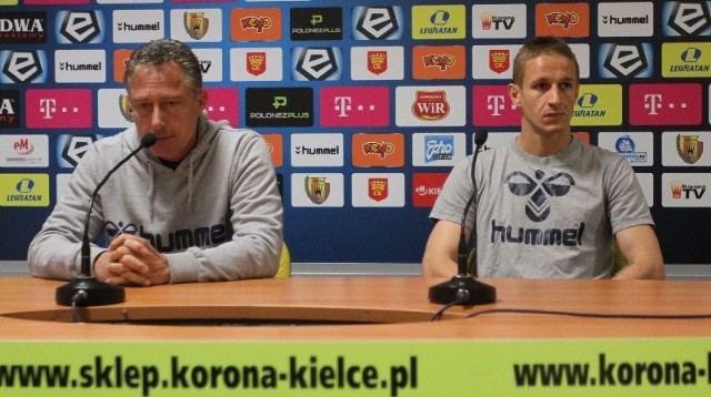 Trener Ryszard Tarasiewicz i Vlastimir Jovanović na konferencji prasowej przed niedzielnym meczem z Legią w Warszawie. 