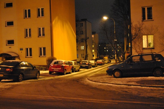 Ulica Broniewskiego w Chrzanowie, godzina 17. Auta zajmują miejsce na chodnikach