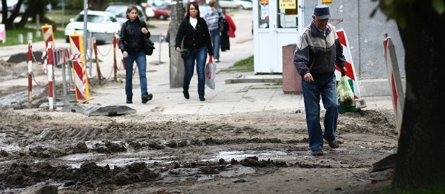 Na razie piesi muszą chodzić poboczami, na których jest dużo błota i wody. Już wkrótce drogowcy na ulicy Wesołej postawią znaki, dzięki którym piesi będą mogli poruszać się jezdnią.