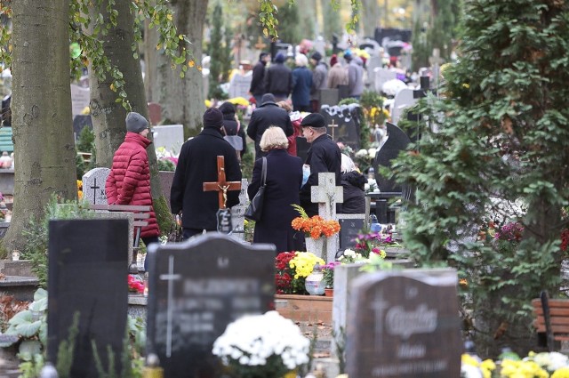 W święto Wszystkich Świętych Cmentarz Centralny odwiedziły tłumy osób. Szczecinianie zapalali znicze, układali kwiaty na grobach bliskich i modlili się. Na nekropolii odbywały się również liczne kwesty. Cały czas trwa też policyjna akcja "Znicz", podczas której funkcjonariusze czuwają nad bezpieczeństwem wszystkich zmotoryzowanych i pieszych.ZOBACZ TEŻ: Wszystkich Świętych 2019 w Szczecinie