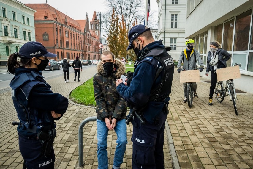 Protest pod kuratorium oświaty w Bydgoszczy odbył się w...