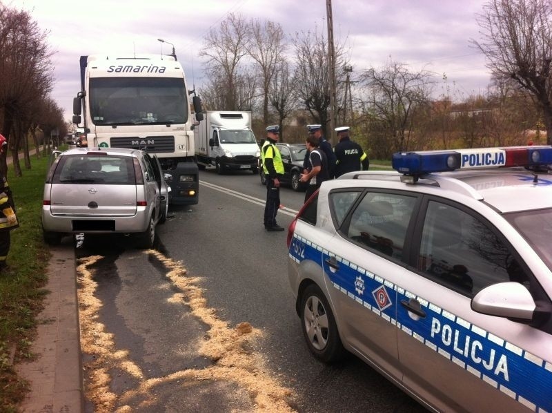 Tragiczny wypadek w Wieluniu! Zderzył się czołowo z ciężarówką [zdjęcia]