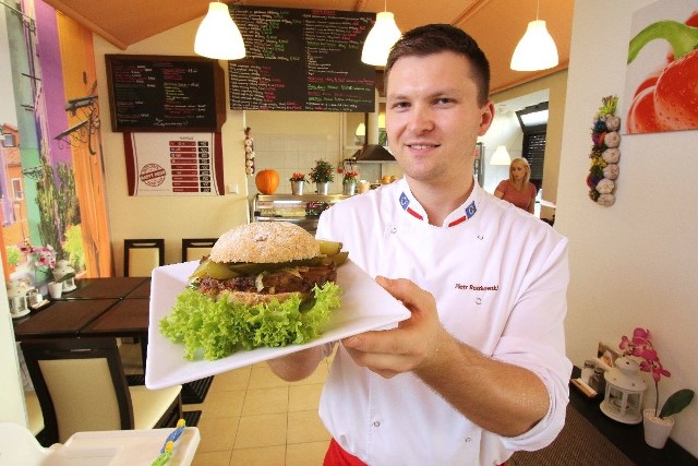 Piotr Rostkowski, szef kuchni jadłodajni 100% Smaku prezentuje specjalność - maczankę krakowską.