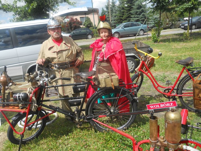 Anna Wnukiewicz i Andrzej Kotlicki prezentowali sikawkę, która wożono na wózku za rowerem. Więcej zdjęć w galerii