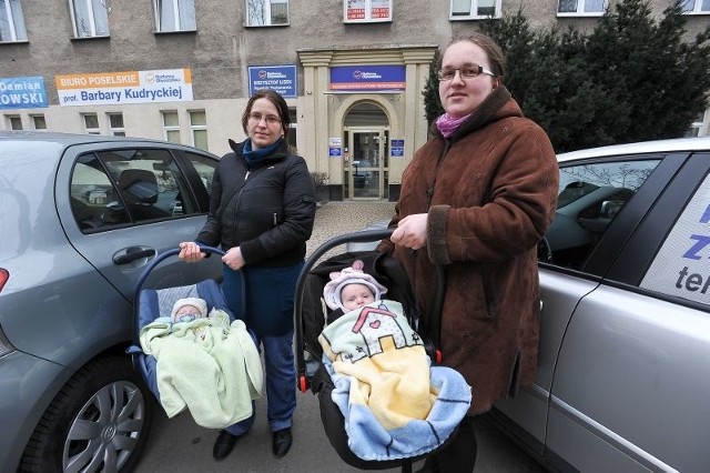 Na spotkanie z Damianem Raczkowskim panie zabrały swoje dzieci. Na zdjęciu od lewej Justyna Kamińska z synkiem Marcinem i Emilia Rutkowska z 3-miesięczną Julią. 