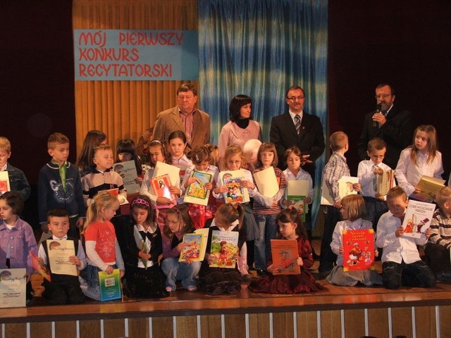 Po rozstrzygnięciu konkursu recytatorskiego przedszkolaki i organizatorzy pozowali do wspólnego zdjęcia. 