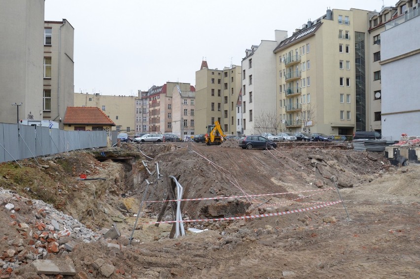 Budowa biurowca Times II. Piesi muszą się liczyć z utrudnieniami (ZDJĘCIA, FILMY)