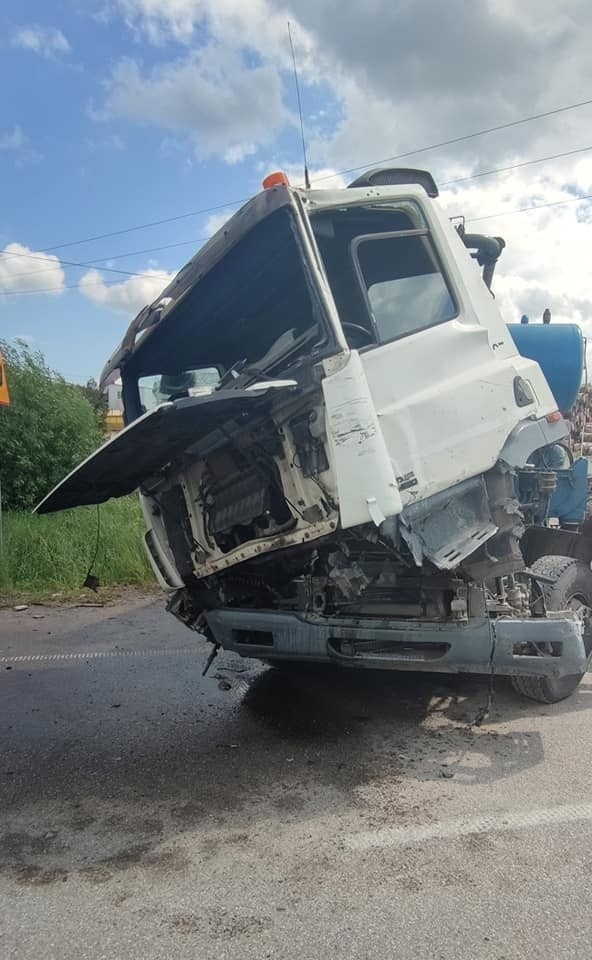 Kolizja ciężarówek w Myszyńcu. Zderzenie ciężarówki z betoniarką. Do kolizji doszło w czwartek 26.05.2022. Zdjęcia