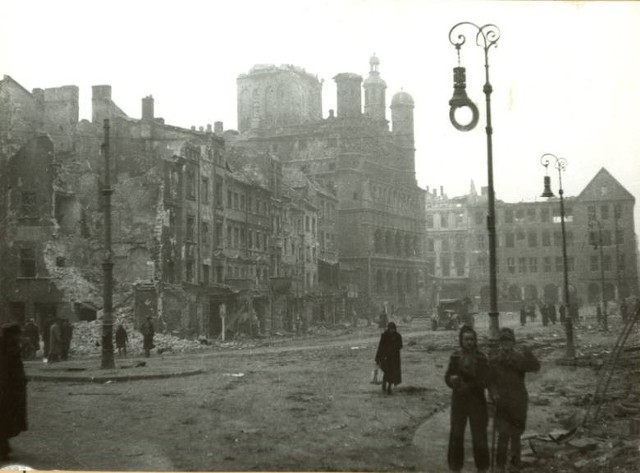 Poznań poniósł poważne straty w czasie II wojny światowej, zarówno w wyniku okupacji i polityki terroru stosowanej przez hitlerowców, jak i w efekcie walk o miasto.