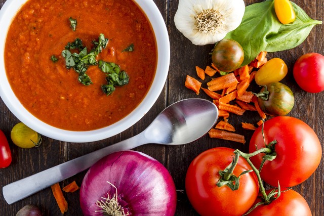 Aby zachować, jak najwięcej właściwości zdrowotnych warzyw, zupę należy gotować pod przykryciem.