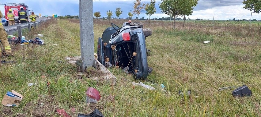 Wypadek na S5. Samochód osobowy dachował pod Gnieznem