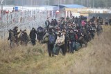Karetką przewozili nielegalnych migrantów spod białoruskiej granicy. Usłyszeli zarzuty