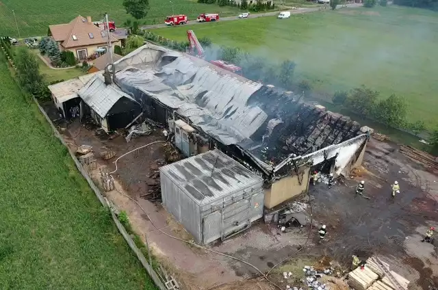 Podczas pożaru dach stolarni zawalił się do wnętrza budynku
