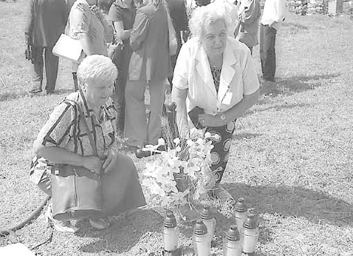Siostry Adela i Krystyna z d. Pawlikowskie na grobie matki i pięciu swoich sióstr.