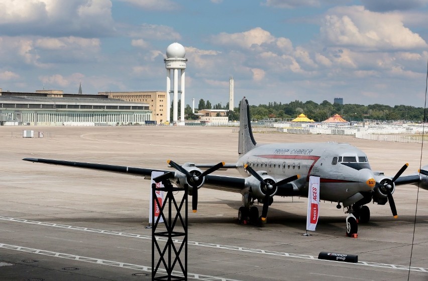 Tenisowy turniej pokazowy w hangarze byłego lotniska...