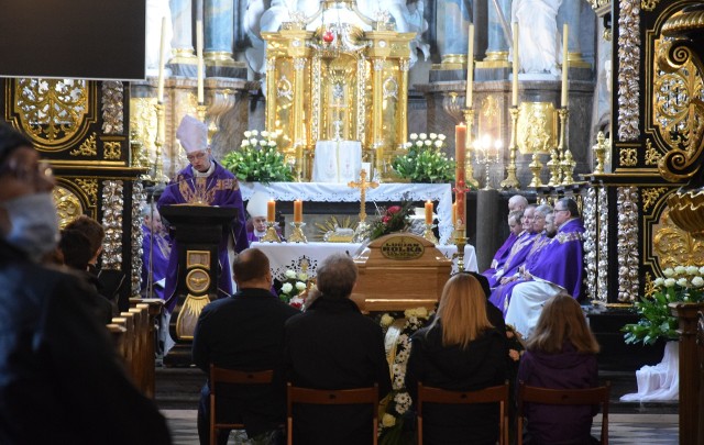 Pogrzeb Lucjana Rolki, wieloletniego organisty w parafii błogosławionego Wincentego Kadłubka w Jędrzejowie. Piękne, muzyczne pożegnanie.