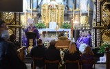 Pogrzeb Lucjana Rolki, wieloletniego organisty w parafii błogosławionego Wincentego Kadłubka w Jędrzejowie. Piękne, muzyczne pożegnanie