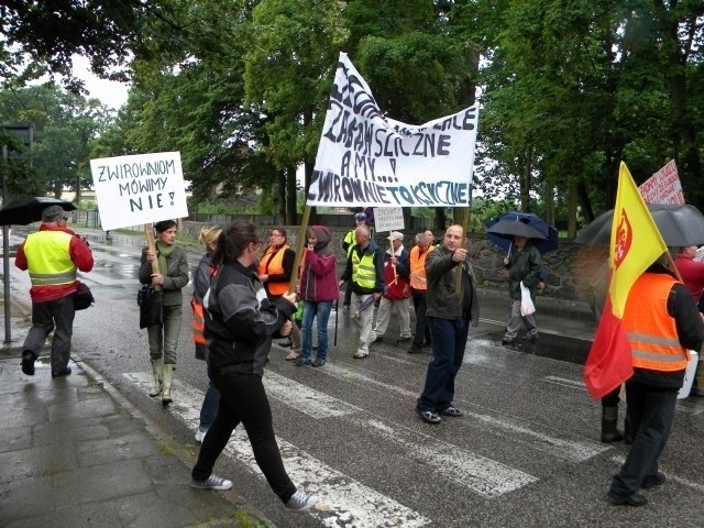 Mieszkańcy Trąbek Wielkich blokują drogę nr 222