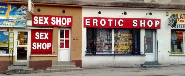 O Dniu Kobiet przypomina nawet napis za szybą sex shopu