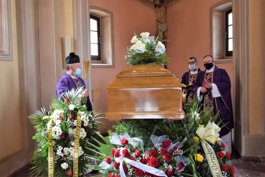 Pogrzeb Zdzisława Mojeckiego, znanego działacza sportowego, przedsiębiorcy. Mszy w katedrze w Kielcach przewodniczył biskup [ZDJĘCIA]