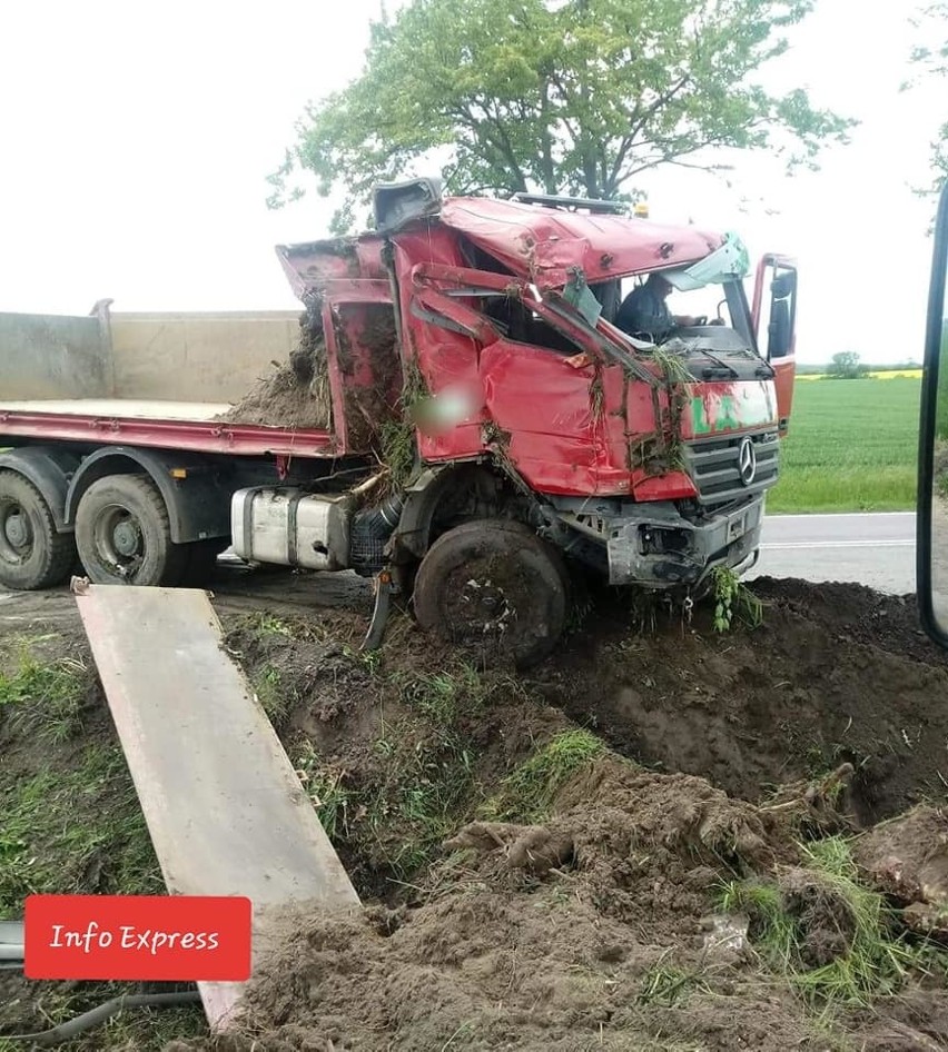 Ciężarówka w rowie przy DK 46 w Pawonkowie 20.05.2019.