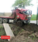 Ciężarówka wjechała do rowu na DK46 w Pawonkowie. Kierowca uciekał przed czołówką ZDJĘCIA W Koszęcinie samochód osobowy zderzył się z busem