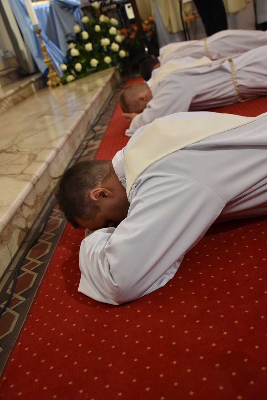 Liturgii święceń przewodniczył bp Jerzy Mazur, biskup ełcki....