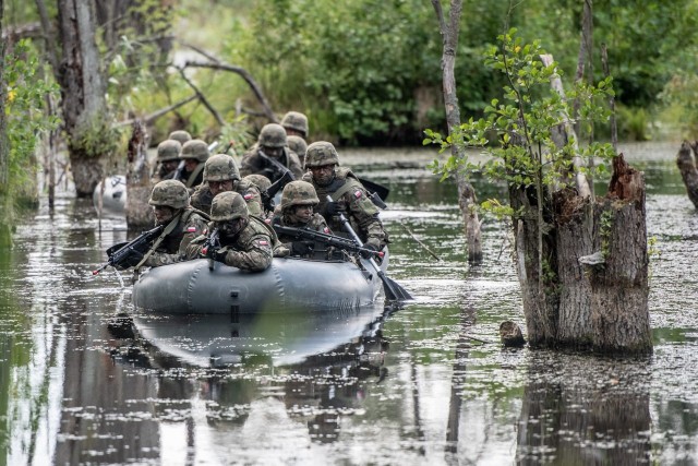 Nad poligonem w Biedrusku unoszą się kłęby dymu, słychać wybuchy i huk karabinowych strzałów. To ćwiczą żołnierze Wojsk Obrony Terytorialnej, którzy kończą swoje podstawowe szkolenie i w sobotę złożą uroczystą przysięgę. Od wtorkowego popołudnia dzień i noc „walczą” na Biedrusku – a w czwartek prezentowali swoje umiejętności zaproszonym gościom. Przejdź dalej --->