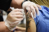 USA: pracownicy służby zdrowia nie garną się do szczepień przeciwko koronawirusowi. A pandemia trwa