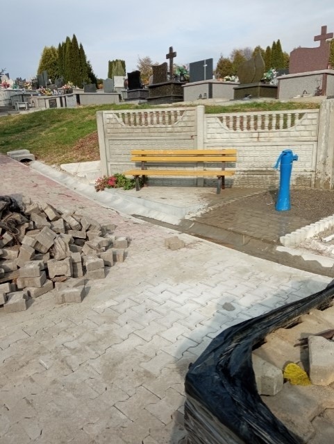 Na Cmentarzu Komunalnym w Sandomierzu wybudowano kolejną alejkę pomiędzy nagrobkami. Inwestycja poprawi estetykę na terenie nekropolii.