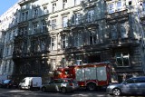 Pożar w centrum Wrocławia. W pustostanie spłonął stół. Strażacy wyrzucili go przez okno [ZDJĘCIA]