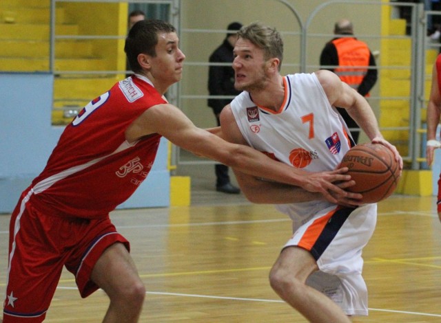 Piotr Osiakowski (z piłką) najbliższy sezon spędzi w pierwszoligowym Zagłębiu Sosnowiec.