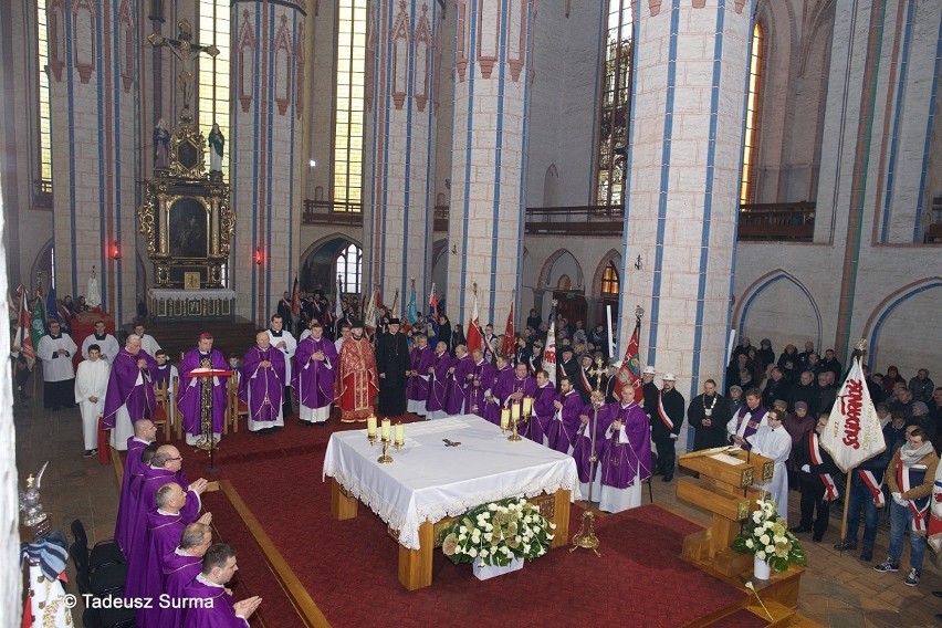 Stargard bez prezydenta. Ostatnie pożegnanie: msza w kolegiacie, kondukt żałobny, pogrzeb [zdjęcia]