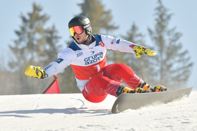Oskar Kwiatkowski na trasie slalomu giganta równoległego podczas snowboardowych zawodów Pucharu Europy w Suchem 4 marca 2023 roku